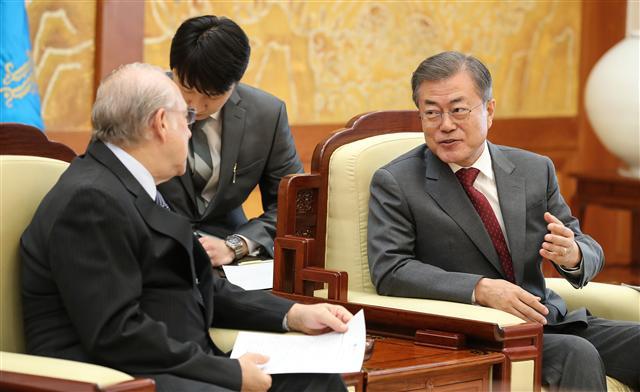 문재인 대통령이 G20 정상회의 기간 도널드 트럼프 대통령과 한미정상회담을 추진해 교착상태에 빠진 북미대화 물꼬를 틀지 주목된다. 사진은 26일 앙헬 구리아 OECD 사무총장과 인사를 나누는 문 대통령.  [연합뉴스]
문재인 대통령이 G20 정상회의 기간 도널드 트럼프 대통령과 한미정상회담을 추진해 교착상태에 빠진 북미대화 물꼬를 틀지 주목된다. 사진은 26일 앙헬 구리아 OECD 사무총장과 환담하는 문 대통령. [연합뉴스]