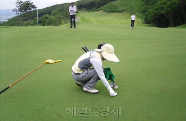 골프장에서 일하는 경기보조원 [사진=헤럴드경제DB]