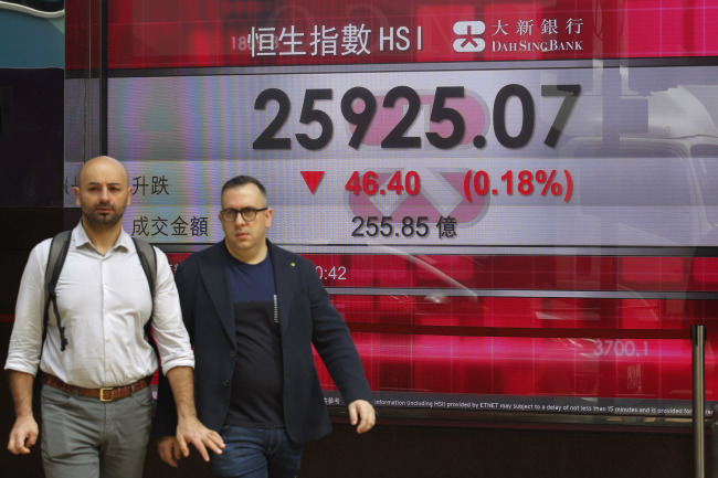 <YONHAP PHOTO-2931> Two men walk past an electronic board showing Hong Kong share index outside a bank In Hong Kong, Thursday, Nov. 22, 2018. Asian markets were mostly lower on Thursday as a mixed bag of data from the United States that could point to softening growth rattled investors. (AP Photo/Kin Cheung)/2018-11-22 13:09:21/ <저작권자 ⓒ 1980-2018 ㈜연합뉴스. 무단 전재 재배포 금지.>
<YONHAP PHOTO-2931> Two men walk past an electronic board showing Hong Kong share index outside a bank In Hong Kong, Thursday, Nov. 22, 2018. Asian markets were mostly lower on Thursday as a mixed bag of data from the United States that could point to softening growth rattled investors. (AP Photo/Kin Cheung)/2018-11-22 13:09:21/ <저작권자 ⓒ 1980-2018 ㈜연합뉴스. 무단 전재 재배포 금지.>