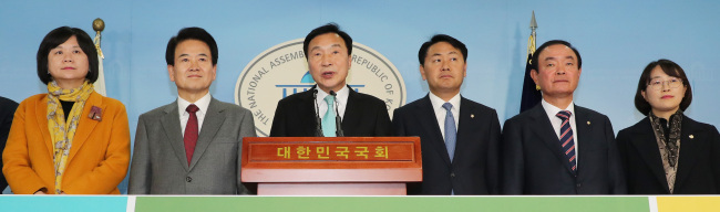 바른미래당, 민주평화당, 정의당 당대표 및 원내대표들이 25일 오후 국회 정론관에서 선거제도 개혁 3당 공동기자회견을 열고 발언하고 있다. 왼쪽부터 이정미 정의당 대표, 정동영 민주평화당 대표, 손학규 바른미래당 대표, 김관영 바른미래당 원내대표, 장병완 민주평화당 원내대표, 추혜선 정의당 원내수석부대표.[사진=연합뉴스]
바른미래당, 민주평화당, 정의당 당대표 및 원내대표들이 25일 오후 국회 정론관에서 선거제도 개혁 3당 공동기자회견을 열고 발언하고 있다. 왼쪽부터 이정미 정의당 대표, 정동영 민주평화당 대표, 손학규 바른미래당 대표, 김관영 바른미래당 원내대표, 장병완 민주평화당 원내대표, 추혜선 정의당 원내수석부대표.[사진=연합뉴스]