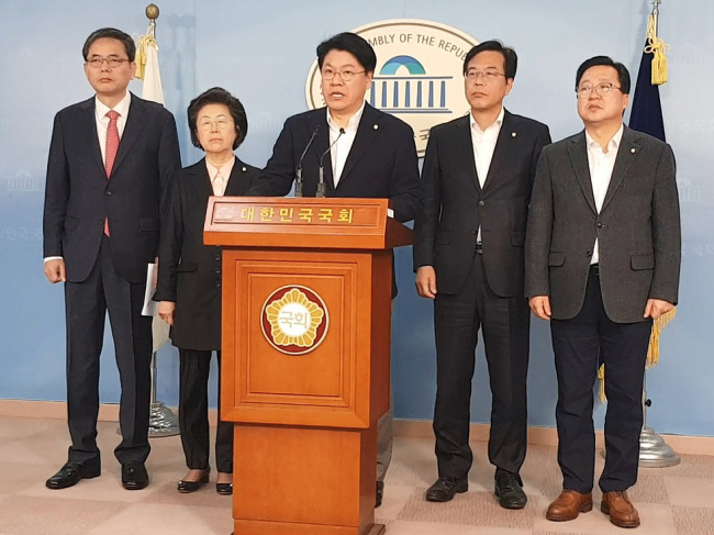 자유한국당 국회 예결위 소속 위원들이 26일 오후 국회 정론관에서 '정부의 세수결손 해결대책 없으면 심사할 수 없다'며 예산심사 거부 의사를 밝히고 있다.[사진=연합뉴스]
자유한국당 국회 예결위 소속 위원들이 26일 오후 국회 정론관에서 '정부의 세수결손 해결대책 없으면 심사할 수 없다'며 예산심사 거부 의사를 밝히고 있다.[사진=연합뉴스]