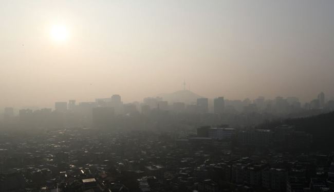 Dust blankets Tuesday morning in Seoul. (Yonhap)