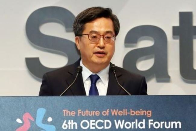 Finance Minister Kim Dong-yeon delivers a speech at the OECD World Forums on Statistics, Knowledge and Policy in Songdo, west of Seoul, on Nov. 27, 2018. (Yonhap)