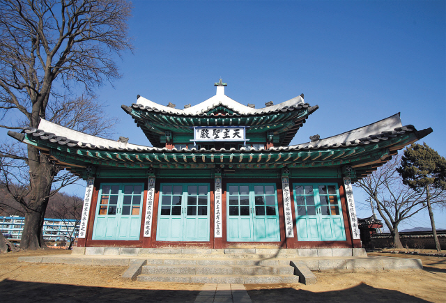 좁은 바닷물길을 사이에 두고 동, 서, 북으로 각각 황해도 개풍, 연안, 배천에 감싸여 있는 강화는  전등사, 마니산 참성단, 보문사 등 볼거리 즐비한 문화재 백화점이다. 사진은 강화평화전망대에서 바라본 풍경.