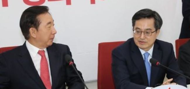 Finance Minister Kim Dong-yeon (R) speaks with Kim Sung-tae, the floor leader of the main opposition Liberty Korea Party, during a meeting at the National Assembly on Nov. 13, 2018, in this file photo. (Yonhap)