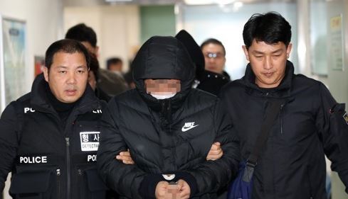 Police escort 11 suspects to court Nov. 26 in an assault case believed to involve rival gangs. (Yonhap)