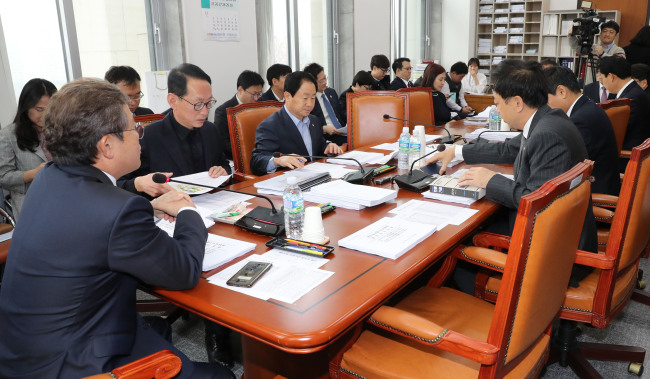 27일 오전 송기헌 위원장 주재로 열린 국회 법사위 법안심사제1소위원회에서 의원들이 법안을 심의하고 있다.[사진=연합뉴스]
27일 오전 송기헌 위원장 주재로 열린 국회 법사위 법안심사제1소위원회에서 의원들이 법안을 심의하고 있다.[사진=연합뉴스]