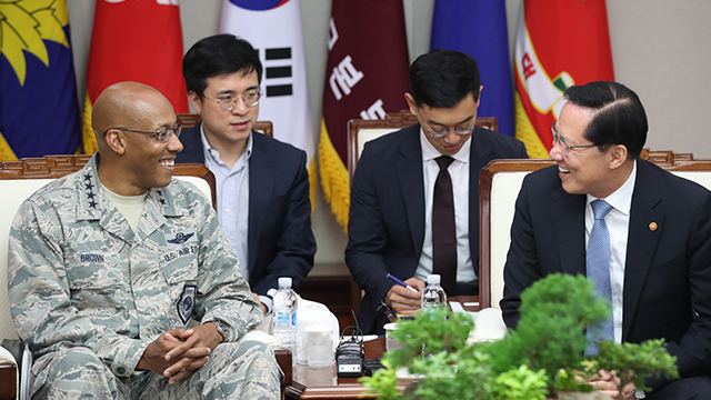 US Pacific Air Forces Commander Gen. Charles Brown (left) and former Defense Minister Song Young-moo. Yonhap