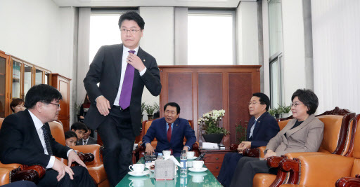 27일 오전 국회 예결위원장실에서 여야 예산결산특별위원회 간사들이 안상수 위원장과 회동을 하던 중 자유한국당 장제원 간사가 자리를 나서고 있다. 왼쪽부터 김용진 기획재정부 2차관, 자유한국당 장제원, 자유한국당 안상수 위원장, 더불어민주당 조정식, 바른미래당 이혜훈. (사진=연합뉴스)