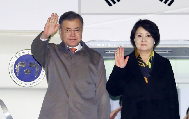 President Moon Jae-in and first lady Kim Jung-sook arrives in Prague (Yonhap)
