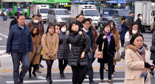 중국에서 황사가 유입되면서 수도권 등에선 미세먼지 농도가 ‘매우 나쁨’ 수준까지 악화됐지만 시민들은 마스크 착용을 외면하고 있다. 사진은 27일 오전 서울 종로구 광화문네거리에서 시민이 발걸음을 재촉하고 있다.  정희조 기자/checho@heraldcorp.com