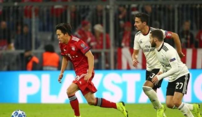 This Reuters photo taken on Nov. 27, 2018, shows Bayern Munich's Jeong Woo-yeong (L) in action during the UEFA Champions League Group E match between Bayern Munich and Benfica at Allianz Arena in Munich, Germany. (Yonhap)