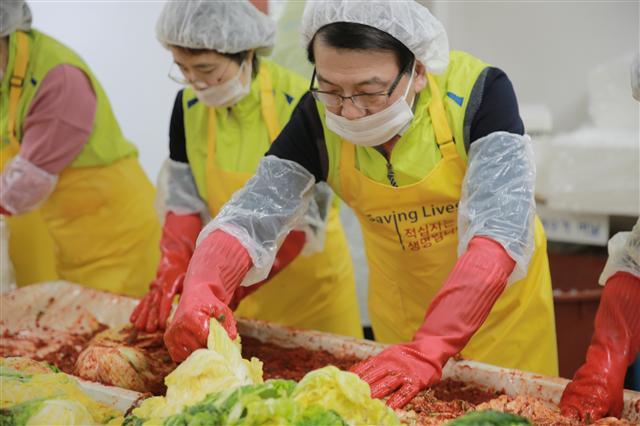 ABL생명은 지난 27일 서울 강서구 지온보육원에서 ‘맛있는 김치, 행복한 나눔’이라는 주제로 김장 나눔 봉사활동을 펼쳤다. 이 날 ABL생명 임직원 30여명은 김장 김치 200여 포기를 담가 지온보육원에 전달하고 시설물을 청소하는 등 이곳에서 생활하는 아이들의 겨울나기를 도왔다.