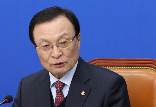 더불어민주당 이해찬 대표가 23일 오전 국회 당대표회의실에서 열린 출입기자단 간담회에서 기자들의 질문에 답하고 있다. (사진=연합뉴스)