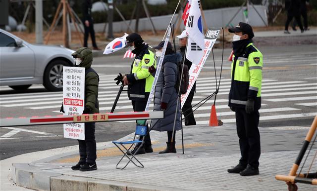 지난 27일 김명수 대법원장 출근길에 일어난 화염병 습격 사건으로 인해 28일 오전 서울 서초구 대법원 정문 입구에 경찰들이 추가 배치돼 있다. [연합뉴스]