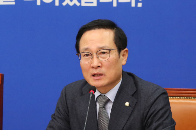 홍영표 더불어민주당 원내대표가 28일 오전 국회에서 열린 최고위원회의에서 발언하고 있다.[사진=연합뉴스]
홍영표 더불어민주당 원내대표가 28일 오전 국회에서 열린 최고위원회의에서 발언하고 있다.[사진=연합뉴스]