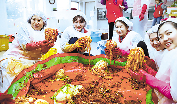 효성은 지난 27일 본사가 위치한 서울 마포구의 저소득층 1500세대에 ‘사랑의 김장김치’를 전달했다고 28일 밝혔다. 효성중공업 직원 등 20여명은 100세대를 방문해 김장김치를 배달했다.
효성이 이번에 전달한 김치는 60세 이상 취약계층 노인들의 자활을 위해 설립된 사회적 기업인 ‘울산중구시니어클럽’ 전통음식사업단에서 만든 것이다.
효성은 매년 마포구 주민을 대상으로 사랑의 생필품 후원, 희망나눔 페스티벌 등을 지속해 왔다. 지난 8월에는 조현준 효성 회장이 직접 ‘사랑의 쌀’을 전달하며 임직원들의 사회공헌활동을 독려하기도 했다.
이세진 기자/jinlee@heraldcorp.com
(사진)효성이 27일 마포구 저소득층 1500세대에 ‘사랑의 김장김치’를 전달했다.