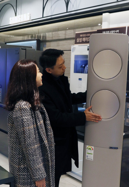 신세계백화점 매장에서 소비자가 에어컨을 살펴보고 있다.