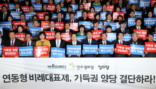 The chiefs, floor leaders, lawmakers and officials from three minor parties calling on the ruling and main opposition parties to immediately adopt a proposed new proportional representation system, in Nov. 28(Yonhap)