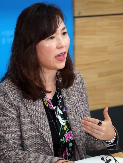 소설가 공지영 작가가 각종 의혹에 휩싸여 있는 이재명 경기도지사에 대해 민주당이 침묵을 지키고 있는 것과 관련 SNS을 통해 강도 높게 비판하게 나섰다. [사진=연합뉴스]