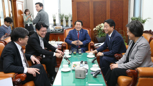 안상수 국회 예결특위 위원장과 여야 간사 등이 28일 국회 예결위원장실에서 열린 간사회동에서 의견을 나누고 있다. 왼쪽부터 김용진 기재부 2차관, 장제원 자유한국당 간사, 안상수 위원장, 이혜훈 바른미래당 간사, 조정식 더불어민주당 간사. (사진=연합뉴스)