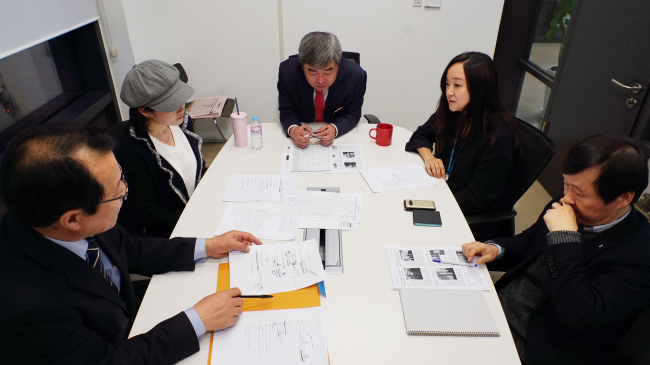 (Members of The Korea Herald Finance Awards Board review candidates for the awards at Herald Corp.’s head office in Seoul. Lim Jeong-yeo/The Korea Herald)