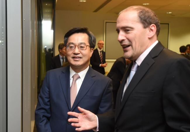 Finance Minister Kim Dong-yeon(left) meets Fitch Ratings President Ian Linnell, Nov. 28 (Yonhap)