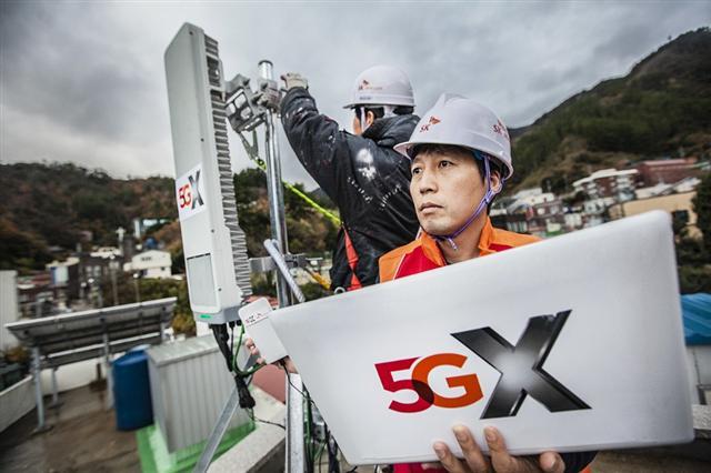 SK텔레콤 직원들이 경상북도 울릉군 도동항 인근에서 5G 기지국을 설치하고 있다. [제공=SK텔레콤]