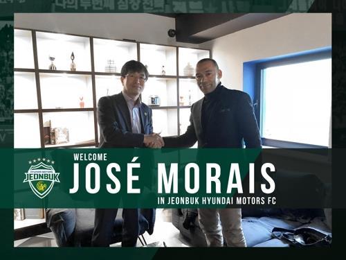 SEOUL, Nov. 29 (Yonhap) -- South Korean club football champions Jeonbuk Hyundai Motors have hired Jose Morais of Portugal as their new head coach.
The K League 1 champions said on Thursday Morais will replace outgoing boss Choi Kang-hee, who will leave for Chinese club Tianjin Quanjian after this season. Jeonbuk clinched their second-straight league title in early October, with six matches remaining on the season.
Choi guided Jeonbuk to six league championships and two Asian Football Confederation (AFC) Champions League titles during his tenure. Choi has been with Jeonbuk since 2005, with a brief hiatus from 2011 to 2013 to coach the national team.
Morais, 53, will be the first foreign national to coach Jeonbuk.
He served as an assistant to renowned head coach Jose Mourinho on Inter Milan, Real Madrid and Chelsea, and the two teamed up for Inter's European treble -- Serie A championship, Italian Cup victory and UEFA Champions League title -- in the 2009-2010 season.
Morais himself has managed six different clubs in Tunisia, Saudi Arabia, Turkey, Greece, England and Ukraine, before arriving in South Korea.
"Given his wealth of experience in European football, we felt Jose Morais was the perfect coach for our club's philosophy," Jeonbuk said.
The club's general manager, Baek Seung-kwon, added, "He's a capable coach who can take Jeonbuk to even greater heights. His strategic acumen and experience in winning the European championship will inspire and motivate our players."
In this photo provided by Jeonbuk Hyundai Motors football club on Nov. 29, 2018, Jose Morais (R), new head coach for the K League 1 club, shakes hands with the team's general manager, Baek Seung-kwon. (Yonhap)
