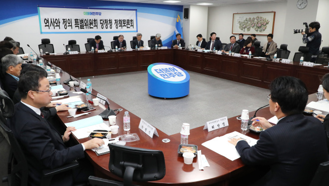 더불어민주당 역사와 정의 특별위원회는 29일 오전 국회 의원회관에서 '과거사 치유와 화해를 위한' 당정청 정책토론회를 개최했다.[사진=연합뉴스]
더불어민주당 역사와 정의 특별위원회는 29일 오전 국회 의원회관에서 '과거사 치유와 화해를 위한' 당정청 정책토론회를 개최했다.[사진=연합뉴스]
