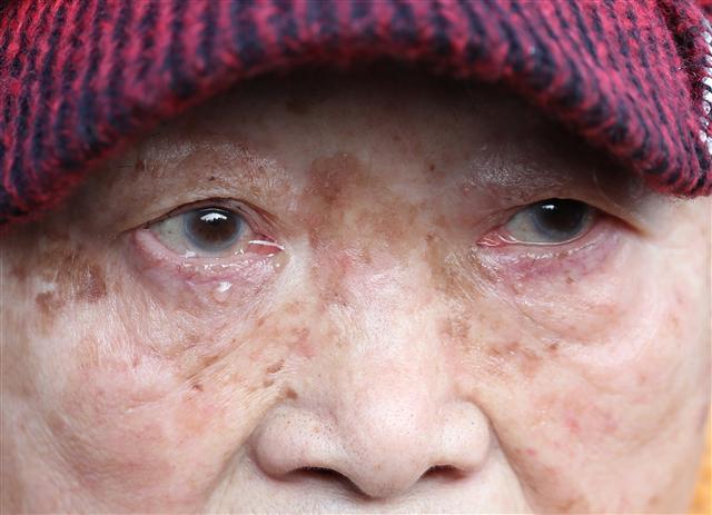 일제 강제징용 피해자 및 조선여자근로정신대 피해자들이 전범기업인 미쓰비시 중공업을 상대로 낸 손해배상 청구소송 상고심 선고에 앞서 29일 오전 서울 서초구 대법원 앞에서 피해자 김성주(90) 할머니가 취재진 질문에 답하며 눈물을 흘리고 있다. 김 할머니는 양금덕(90)·이동련(88)·박해옥(88) 할머니 등과 함께 아시아  태평양 전쟁 말기인 1944년 미쓰비시 중공업에 동원돼 임금 한 푼 받지 못하고 강제노역을 했다. [연합뉴스]
