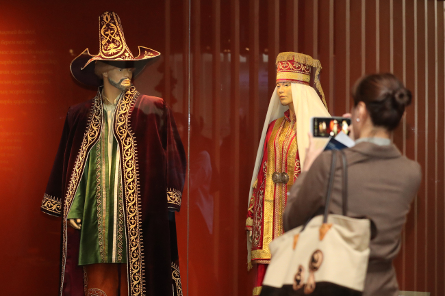 Kazakhs’ traditional bridal costumes (Yonhap)