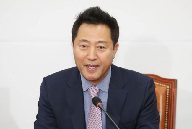 This photo, taken on Nov. 29, 2018, shows former Seoul Mayor Oh Se-hoon speaking to reporters at the National Assembly in Seoul after he joined the main opposition Liberty Korea Party. (Yonhap)