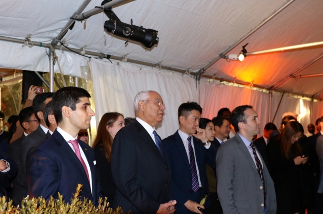 This photo shows former U.S. Secretary of State Colin Powell (2nd from L) at the opening of SK hynix's office in Washington on Nov. 28, 2018. (Yonhap)