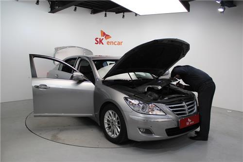 An SK Encar representative inspects a used car. (SK Encar)