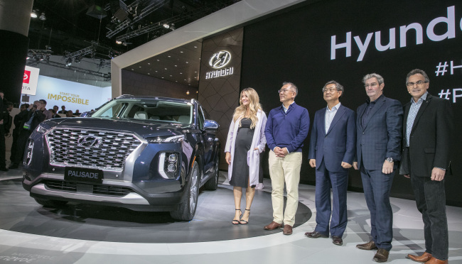 Hyundai Executive Vice Chairman Chung Eui-sun (second from left) poses during an unveiling of the carmaker's new SUV Palisade at the LA Motor Show on Wednesday. (Hyundai Motor)