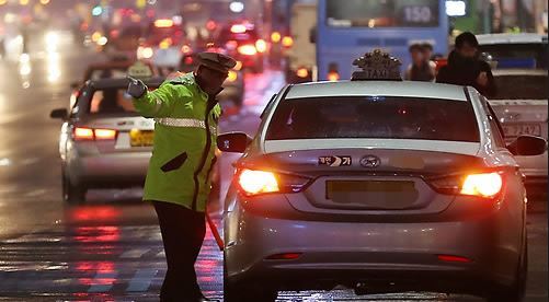 Seoul is to enforce a "three-strikes" system for cab drivers who refuse passengers, starting saturday. (Yonhap)