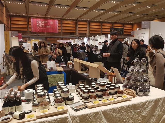 11월28일부터 12월1일까지 서울 삼성동 코엑스 전시장에서 진행되는 ‘2018 코엑스 푸드위크’는 가정간편식(HMR) 부스가 크게 늘어난 모습이었다. 사진은 각종 볶음고추장을 선보인 ‘청년농부’ 부스 모습