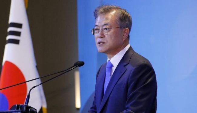 President Moon Jae-in speaks in a meeting with South Korean residents in Argentina held in Buenos Aires on Nov. 29, 2018. (Yonhap)