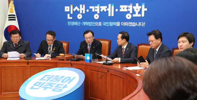 더불어민주당 이해찬 대표(왼쪽 세번째)가 30일 오전 국회에서 열린 최고위원회의에서 발언하고 있다.[사진=연합뉴스]
더불어민주당 이해찬 대표(왼쪽 세번째)가 30일 오전 국회에서 열린 최고위원회의에서 발언하고 있다.[사진=연합뉴스]