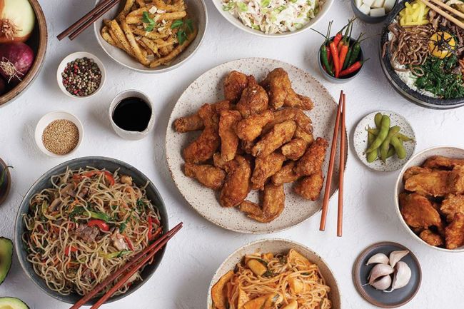 Poulet frit coréen Bonchon présenté avec une sauce soja-ail et des graines de sésame photographié pour la section Investor de The Korea Herald couvrant l'acquisition d'une participation majoritaire par VIG Partners dans Bonchon International, la franchise de poulet hansik basée à Séoul, en novembre 2018.