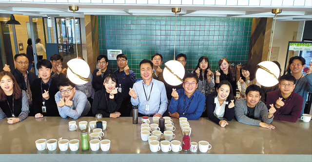 친환경 캠페인에 참여한 SK구성원들이 텀블러·머그컵로 ‘그린’이라는 글자를 만들었다.