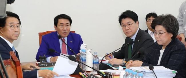 This photo, taken on Nov. 30, 2018, shows rival parties' lawmakers sitting on a sub-panel on the budget review holding a meeting to discuss the government's 2019 budget proposal. (Yonhap)