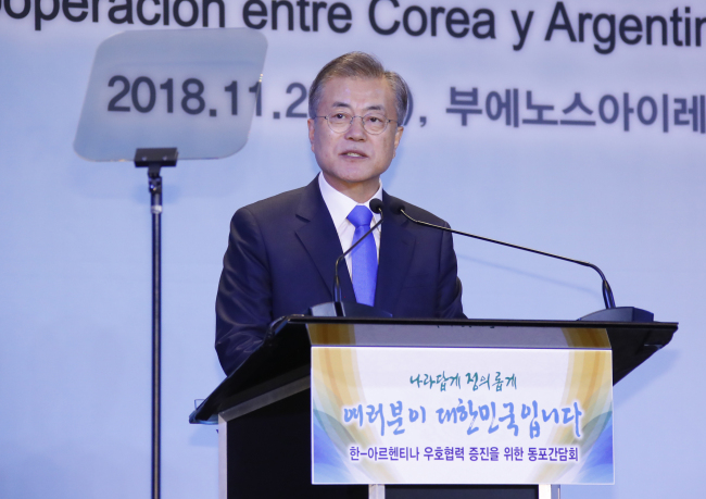 President Moon Jae-in addresses Koreans based in Argentina in Buenos Aires on Thursday. Yonhap