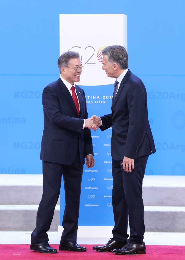 South Korean President Moon Jae-in (left) and Argentina's President Mauricio Macri. (Yonhap)