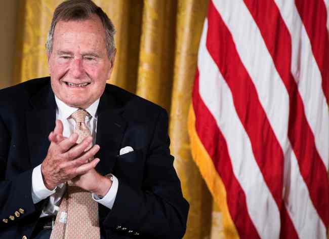 In this file photo taken on July 15, 2013 Former US President George H. W. Bush applauds during an event in the East Room of the White House in Washington, DC. (AFP-Yonhap)