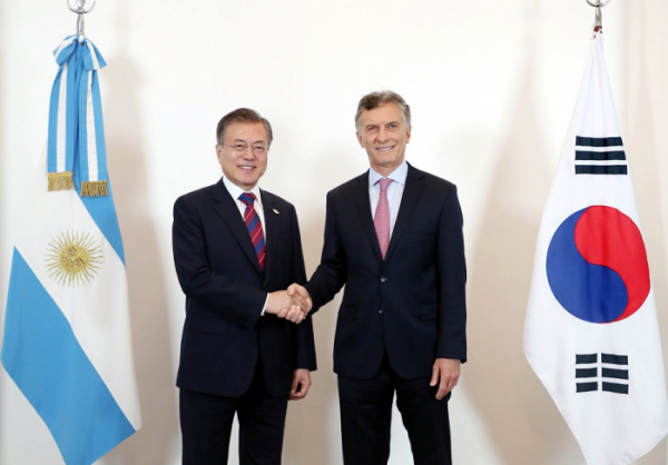 South Korean President Moon Jae-in and Argentine President Mauricio Macri (Yonhap)