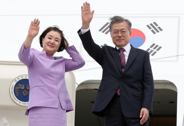 President Moon Jae-in(right) and First Lady Kim Jung-sook. Yonhap
