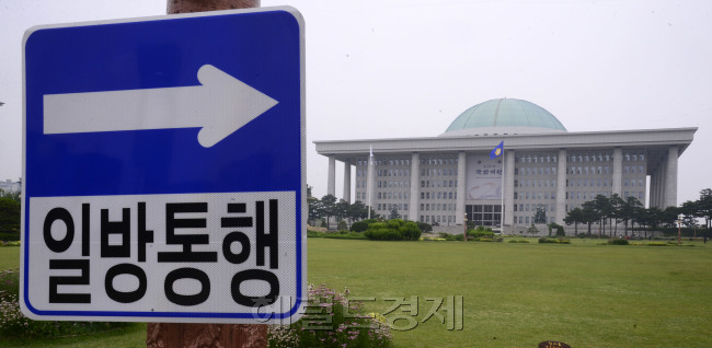 470조5000억원 규모의 내년도 예산안에 대한 국회의 심의가 법정기한(12월 2일)을 넘기면서 정부의 경제정책에도 차질이 불가피하게 됐다. 사진은 대한민국 국회 모습. [헤럴드경제 DB]