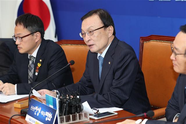 더불어민주당 이해찬 대표가 3일 오전 국회에서 열린 당대표ㆍ최고위원 취임 100일 기자회견에서 발언하고 있다.  [연합뉴스]